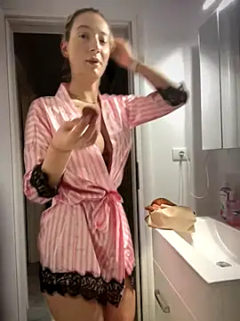 Ella Charm online show from October 17, 2025, 3:58 pm