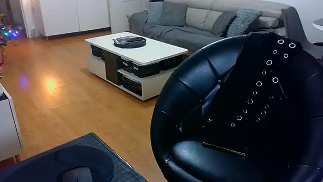 sarametisse26 online show from December 15, 2025, 7:03 am