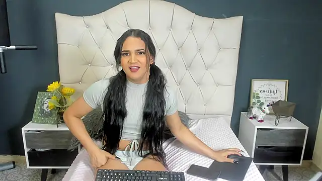Snapshot of Andrys_ chatting on February 22, 2025, 12:05 am Andrys online show from February 22, 2025, 12:05 am