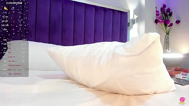 Snapshot of SaraRiley chatting on October 6, 2025, 11:27 pm SaraRiley online show from October 6, 2025, 11:27 pm