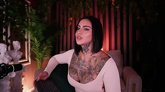 Snapshot of Kleeopatra_ chatting on October 5, 2025, 7:37 pm Kleeopatra  online show from October 5, 2025, 7:37 pm