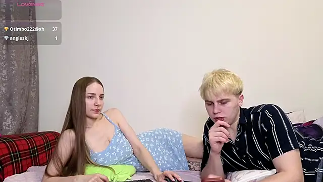 Snapshot of Emily_and_Ilumi chatting on January 18, 2026, 7:39 pm Emily and Ilumi online show from January 18, 2026, 7:39 pm