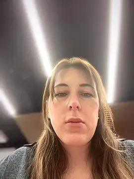 Snapshot of MommmyYummy chatting on October 14, 2025, 1:01 pm MommmyYummy online show from October 14, 2025, 1:01 pm