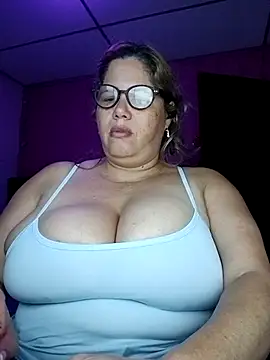 Snapshot of EllisW8 chatting on November 2, 2025, 11:04 am EllisW8 online show from November 2, 2025, 11:04 am