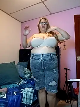 Snapshot of EllisW8 chatting on February 1, 2026, 11:25 pm EllisW8 online show from February 1, 2026, 11:25 pm