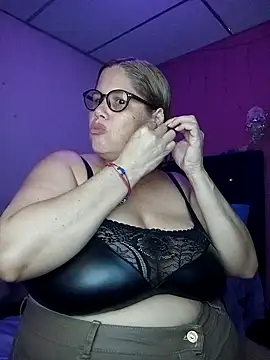 Snapshot of EllisW8 chatting on September 17, 2025, 11:29 pm EllisW8 online show from September 17, 2025, 11:29 pm