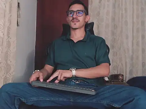 Snapshot of HomeAloneK chatting on October 16, 2025, 8:50 pm HomeAloneK online show from October 16, 2025, 8:50 pm