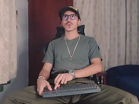 Snapshot of HomeAloneK chatting on October 5, 2025, 7:48 pm HomeAloneK online show from October 5, 2025, 7:48 pm