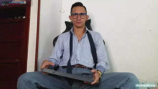 HomeAloneK online show from December 2, 2025, 7:48 pm