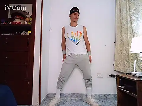 HomeAloneK online show from November 30, 2025, 7:47 pm