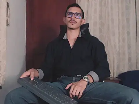 Snapshot of HomeAloneK chatting on October 12, 2025, 8:10 pm HomeAloneK online show from October 12, 2025, 8:10 pm