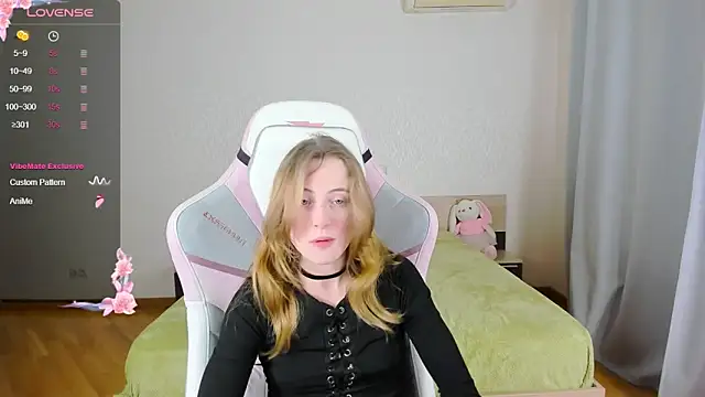 Snapshot of Cowell_Adelina chatting on October 11, 2025, 9:32 am Cowell Adelina online show from October 11, 2025, 9:32 am