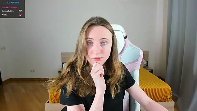 Snapshot of Cowell_Adelina chatting on October 31, 2025, 8:33 am Cowell Adelina online show from October 31, 2025, 8:33 am