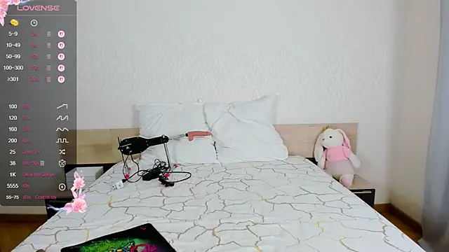 Snapshot of Cowell_Adelina chatting on October 4, 2025, 10:17 am Cowell Adelina online show from October 4, 2025, 10:17 am