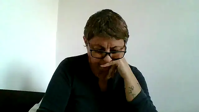 roseblak42 online show from November 3, 2025, 2:20 pm