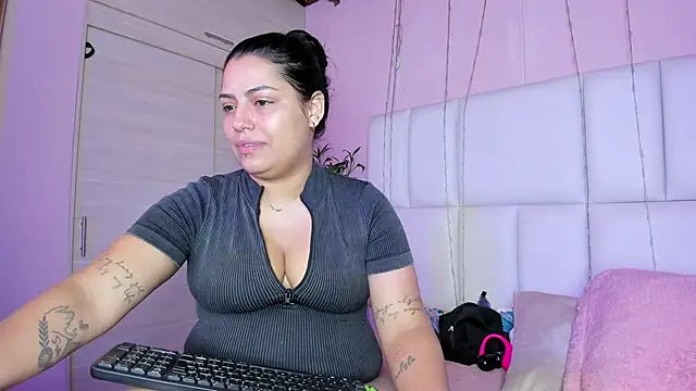 Snapshot of kiana_cream chatting on September 27, 2025, 12:33 pm kiana cream online show from September 27, 2025, 12:33 pm