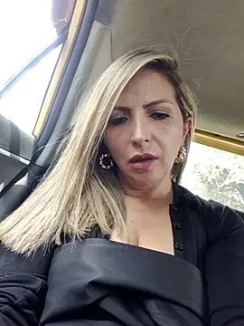  Abril-Office1 online show from February 6, 2025, 4:25 pm
