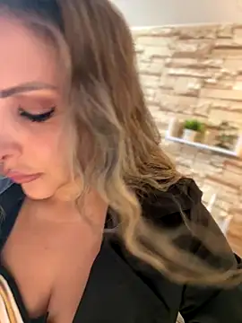 Snapshot of _Abril-Office1 chatting on October 31, 2025, 3:52 pm  Abril-Office1 online show from October 31, 2025, 3:52 pm