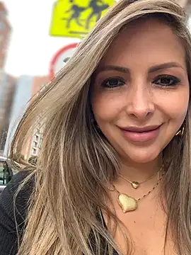 Snapshot of _Abril-Office1 chatting on October 10, 2025, 3:24 pm  Abril-Office1 online show from October 10, 2025, 3:24 pm