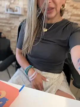 Snapshot of _Abril-Office1 chatting on October 15, 2025, 3:20 pm  Abril-Office1 online show from October 15, 2025, 3:20 pm