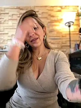 Snapshot of _Abril-Office1 chatting on October 14, 2025, 3:45 pm  Abril-Office1 online show from October 14, 2025, 3:45 pm