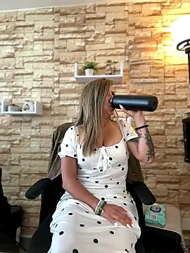 Snapshot of _Abril-Office1 chatting on October 17, 2025, 3:36 pm  Abril-Office1 online show from October 17, 2025, 3:36 pm