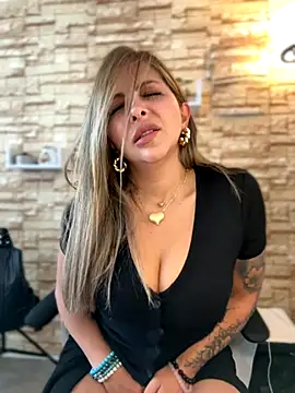 Snapshot of _Abril-Office1 chatting on October 21, 2025, 3:33 pm  Abril-Office1 online show from October 21, 2025, 3:33 pm