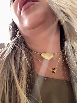 Snapshot of _Abril-Office1 chatting on September 29, 2025, 3:17 pm  Abril-Office1 online show from September 29, 2025, 3:17 pm