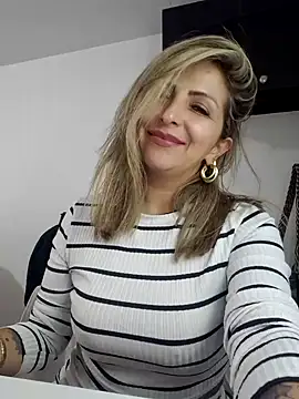 Abril-Office1 online show from February 4, 2025, 10:24 pm