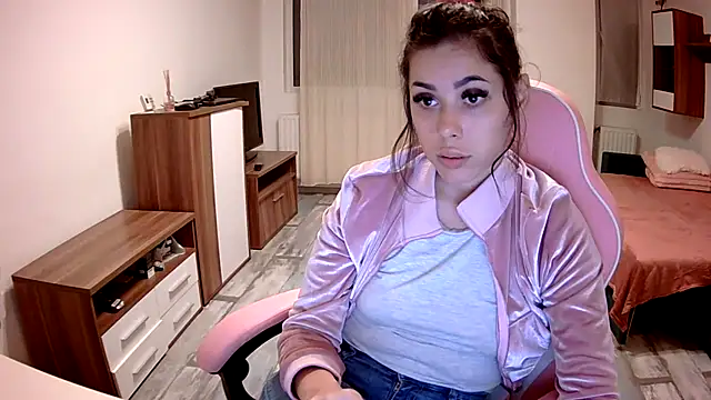 Snapshot of LovelyJulliette chatting on October 4, 2025, 7:04 pm LovelyJulliette online show from October 4, 2025, 7:04 pm