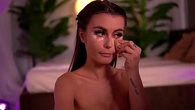 Snapshot of KaylaBray chatting on October 18, 2025, 2:57 am KaylaBray online show from October 18, 2025, 2:57 am