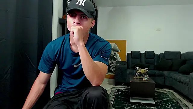 Stiven CL online show from November 5, 2025, 11:19 pm