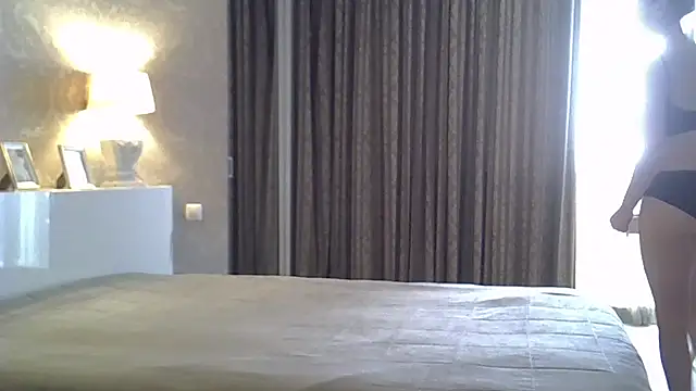 ZarinaSwift online show from October 13, 2025, 4:14 am