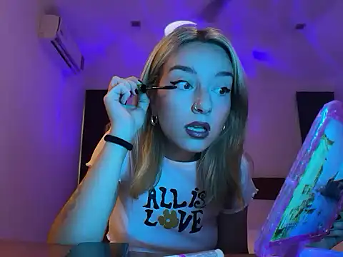 Snapshot of SirenaBelle chatting on October 8, 2025, 12:01 am SirenaBelle online show from October 8, 2025, 12:01 am