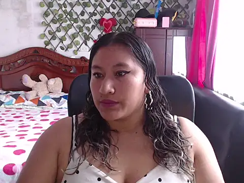 EmilyLove1014 online show from February 15, 2025, 5:39 pm