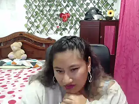 EmilyLove1014 online show from December 23, 2024, 2:02 am