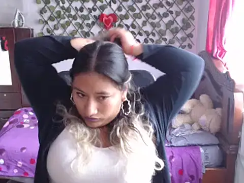 EmilyLove1014 online show from December 9, 2024, 8:33 pm