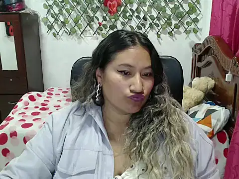 EmilyLove1014 online show from December 2, 2024, 4:37 am
