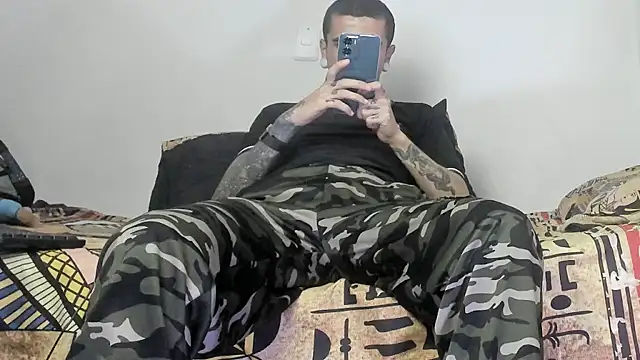 Aaron BigDickxxx online show from November 5, 2025, 9:40 pm