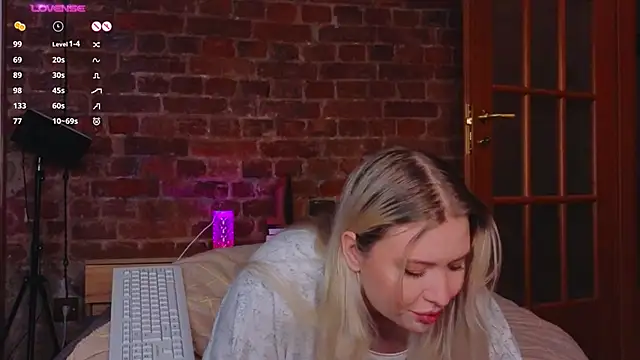 Snapshot of helen_frogg chatting on October 28, 2025, 8:08 pm helen frogg online show from October 28, 2025, 8:08 pm