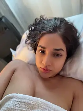 CuteeRose online show from June 18, 2026, 4:23 pm