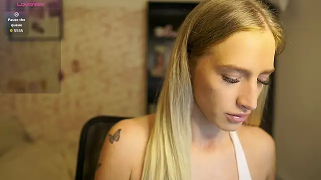 Nicolette  Shea  online show from October 3, 2025, 7:21 am