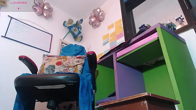 fantasty nylon online show from March 4, 2025, 3:26 pm