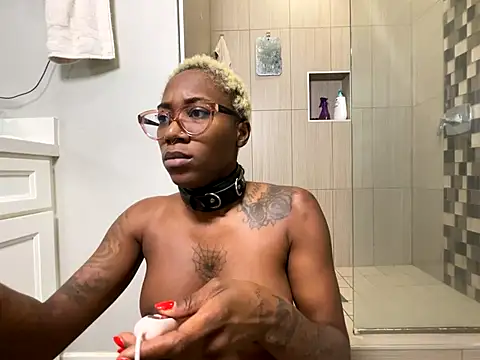 Snapshot of VixenCapri chatting on December 19, 2025, 7:05 pm VixenCapri online show from December 19, 2025, 7:05 pm