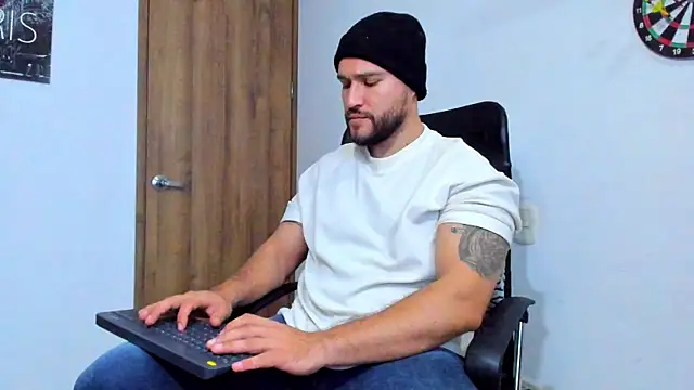 Snapshot of AndrewDiaz chatting on October 11, 2025, 4:13 am AndrewDiaz online show from October 11, 2025, 4:13 am