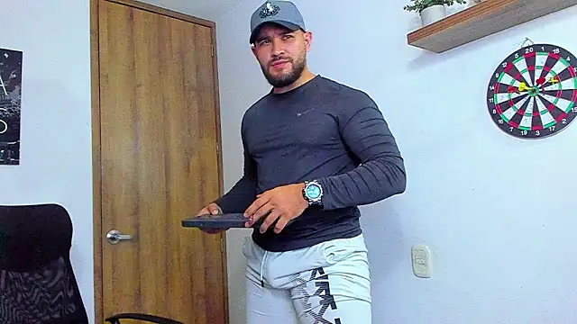 Snapshot of AndrewDiaz chatting on September 30, 2025, 11:55 pm AndrewDiaz online show from September 30, 2025, 11:55 pm