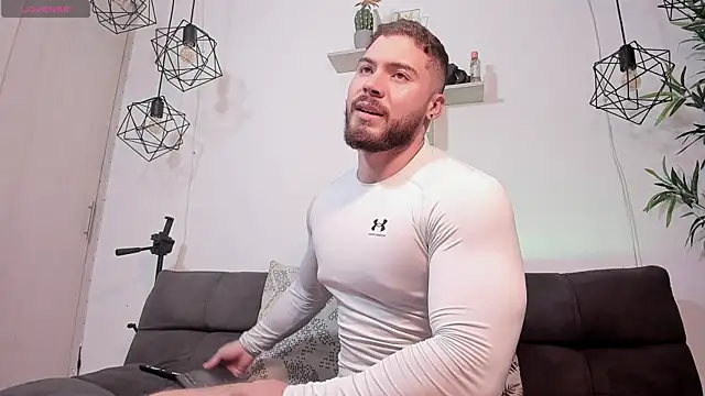 SebastianVilla  online show from March 10, 2025, 9:18 pm