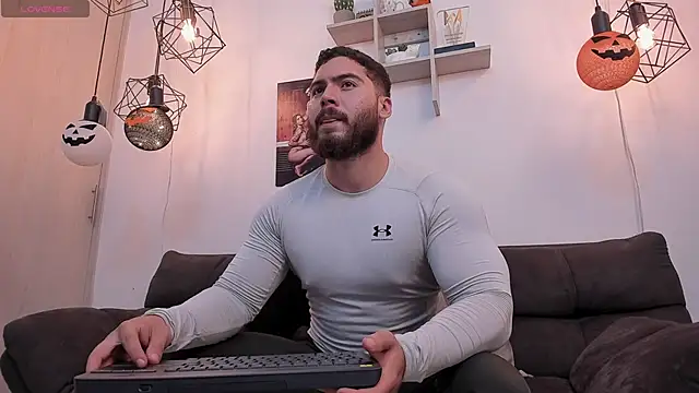 SebastianVilla  online show from October 4, 2025, 10:33 pm