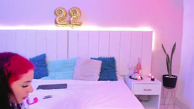 Snapshot of CAMILLEN_PETTID chatting on October 10, 2025, 10:21 pm CAMILLEN PETTID online show from October 10, 2025, 10:21 pm