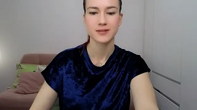 AliciaNewell online show from November 3, 2025, 9:24 am